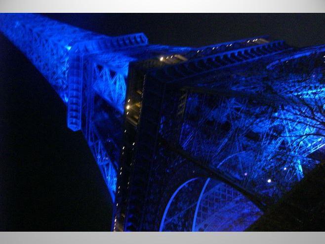 Pariser Eifelturm in blauem Licht